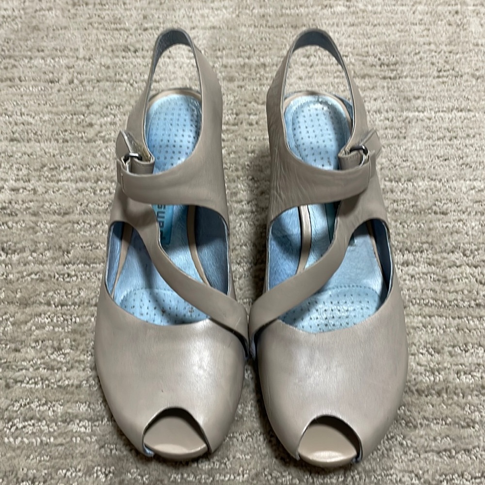 Tsubo grey strapping heels.